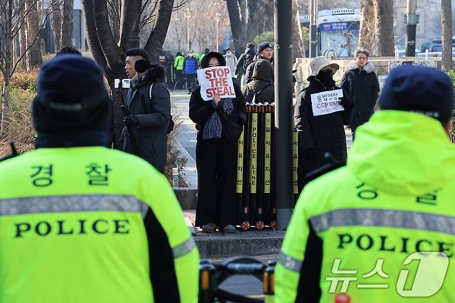 17일 오전 서울 마포구 서부지방법원 인근에서 보수 지지자들이 피켓을 들고 있다.  2025.1.17/뉴스1 ⓒ News1 박정호 기자