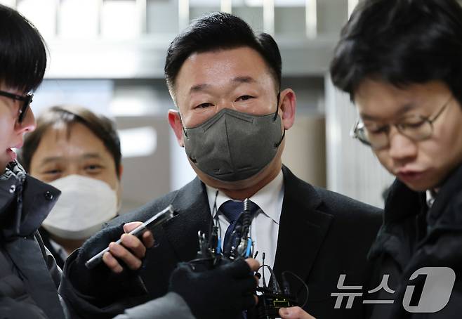 윤석열 대통령 체포영장 집행 방해 관련 특수공무집행방해 혐의를 받는 이광우 대통령경호처 본부장이 18일 오전 서울 서대문구 국가수사본부로 조사를 받기위해 출석하며 취재진 질문에 답하고 있다. 2025.1.18/뉴스1 ⓒ News1 박세연 기자