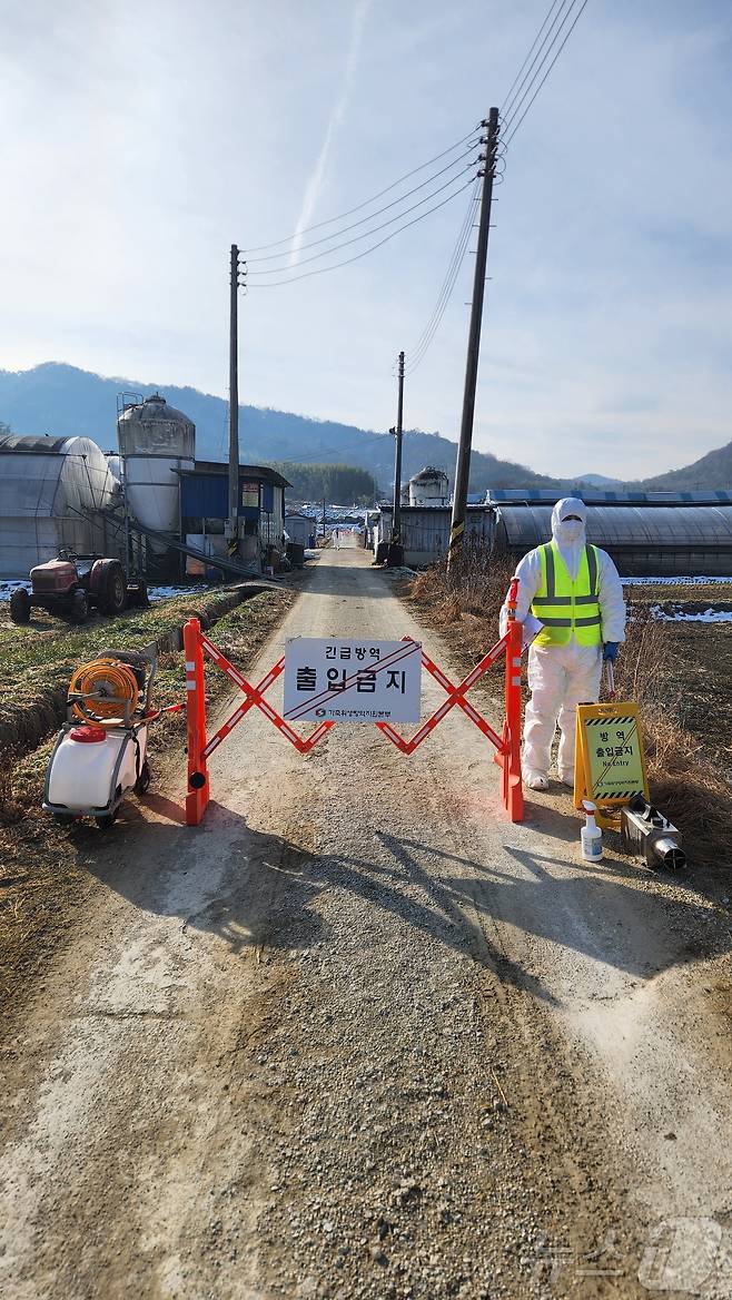 담양 육용오리 농장 입구 방역.(전남도 제공) 2025.1.18/뉴스1