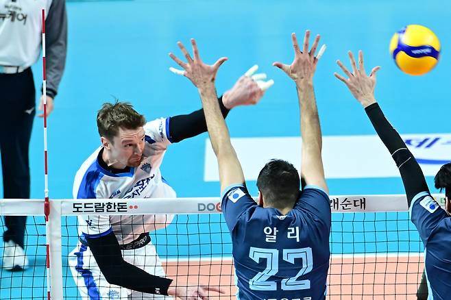 우리카드 선수들이 18일 열린 도드람 V리그 삼성화재와의 경기에서 상대 막심의 공격을 가로막고 있다. (KOVO 제공)