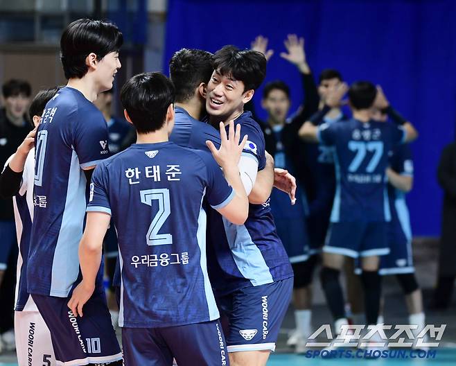 18일 장충체육관에서 열린 배구 V리그 남자부 우리카드와 삼성화재의 경기. 득점을 올린 알리와 함께 기뻐하는 우리카드 선수들. 장충동=송정헌 기자songs@sportschosun.com/2025.01.18/