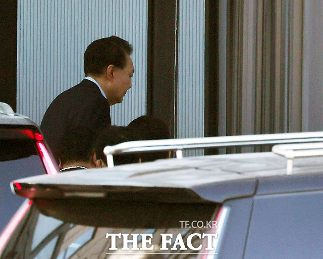 '내란 수괴 혐의'를 받는 윤석열 대통령이 15일 오전 한남동 관저에서 체포돼 경기 과천시 고위공직자범죄수사처에서 조사를 받기 위해 이동하고 있다. /과천=박헌우 기자