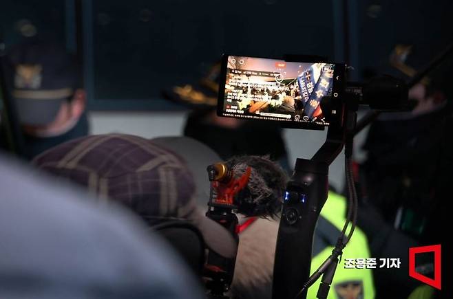 관저앞에서 현장을 찍고 있는 유튜브. 조용준 기자