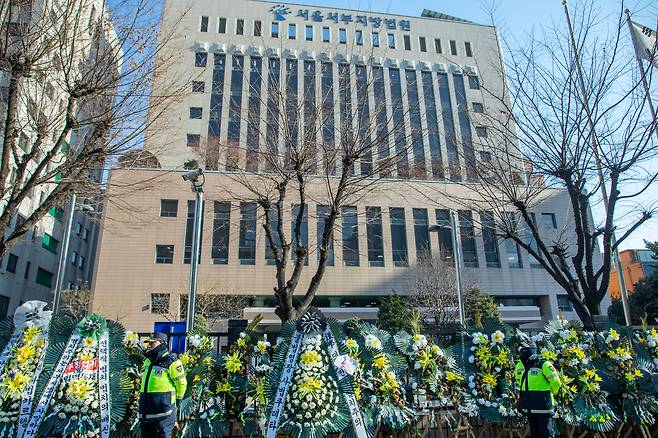 공수처가 윤석열 대통령에 대한 구속영장을 청구한 서울서부지방법원 앞에 17일 윤 대통령 지지자들이 보내온 조화가 놓여 있다. 서울서부지법은 앞서 윤 대통령의 체포영장과 수색영장을 두 차례 발부했다. /조인원 기자