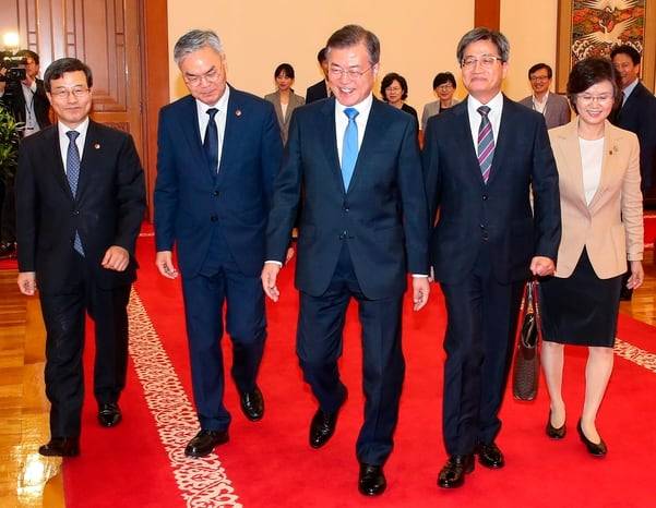 문재인 대통령이 청와대에서 열린 신임 대법관 임명장 수여식을 마친 뒤 김명수 대법원장, 노정희 대법관 등과 간담회장으로 향하고 있다. /연합뉴스