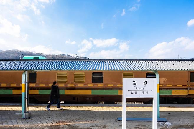 1980~90년대 대학생들이 일영, 장흥, 송추 등으로 MT 갈 때 이용하던 교외선이 21년 만에 운행을 재개했다. 같은 노선, 달라진 역사로 여행객을 맞이하고 있다. 교외선 역 중 기대주로 떠오른 일영역<사진>은 아날로그 풍경을 최대한 살려 새 단장했다. / 양수열 영상미디어 기자