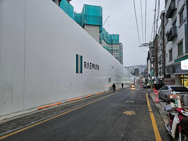 지난 16일 오후 서울 서초구 방배동 ‘래미안 원페를라’ 공사현장과 빌라촌 사이 일차선 도로. /방재혁 기자