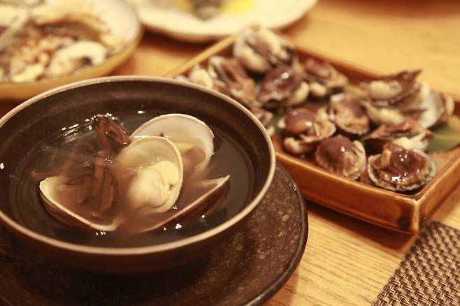 능이버섯, 동죽, 무를 이용해 만든 가매의 스이모노. /이정수 기자