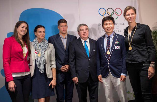 지난 2016년 8월 리우데자네이루 올림픽 폐막식이 끝난 뒤 IOC 선수 위원으로 당선된 유승민(오른쪽에서 두 번째) 후보가 토마스 바흐(오른쪽 세 번째) IOC 위원장과 사진촬영을 하고 있다. AFP 연합뉴스