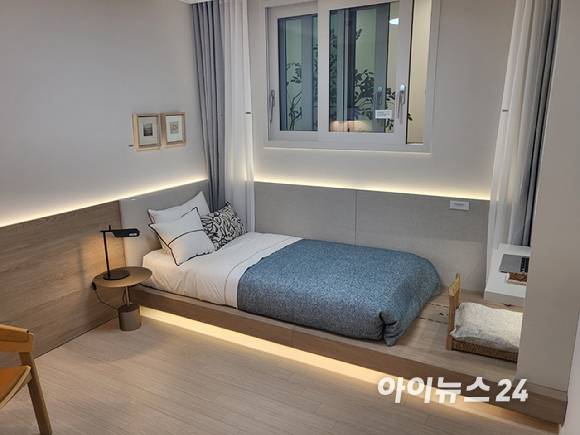 17일 서울 송파구 문정동 래미안갤러리에 마련된 '래미안 원페를라' 전용 84㎡B 유니트 침실. [사진=이수현 기자]