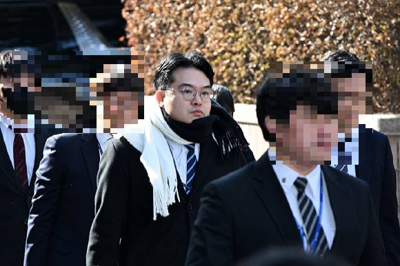 내란 우두머리 혐의로 체포된 윤석열 대통령의 구속 전 피의자심문(영장실질심사)을 앞두고 18일 서울 마포구 서울서부지법에서 공수처 차정현 검사(가운데) 등이 법정으로 향하고 있다. 2025.1.18 [공동취재] [사진=연합뉴스]