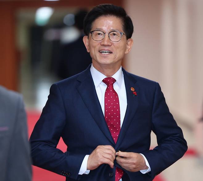 김문수 고용노동부 장관이 지난해 12월 3일 오전 정부서울청사에서 열린 국무회의에 참석하고 있다. 연합뉴스