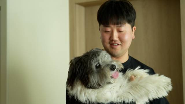 병창씨가 현식이를 품에 안고 있다. 최민석 기자