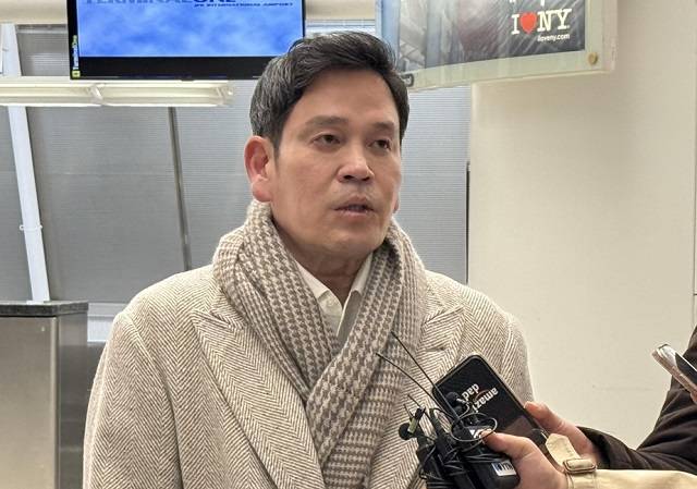 18일(현지시간) 미국 뉴욕 JFK국제공항에서 국내 취재진 만난 정용진 신세계그룹 회장. 연합뉴스