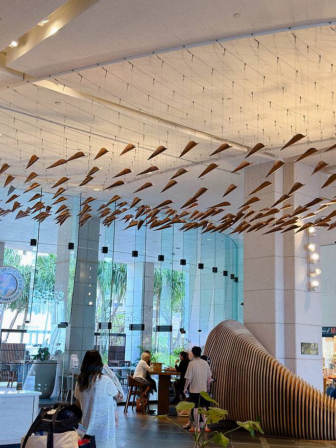 로비의  ‘훌라리 이 카라’라는 설치 미술 / 사진=프린스 와이키키