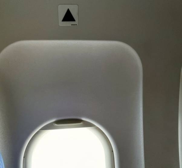 기내 삼각형 표식.