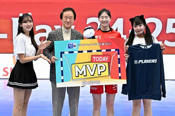 사진 경기 MVP 대구광역시청 정지인(시상자 대구광역시 체육회 이대봉 부회장 ), 사진 제공=한국핸드볼연맹