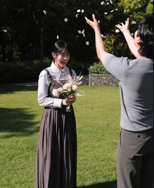 방송인 서동주(41)가 웨딩 화보를 통해 4살 연하의 예비 남편을 최초로 공개하며 팬들의 뜨거운 관심을 받고 있다. 사진=서동주 SNS