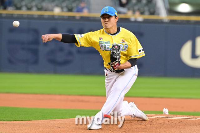 2024년 4월 19일 오후 서울 잠실야구장에서 '2024 신한 SOL Bank KBO리그' 키움 히어로즈와 두산 베어스의 경기가 열렸다. 두산 선발투수 최원준이 역투하고 있다./마이데일리