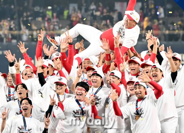28일 오후 광주광역시 임동 광주기아챔피언스필드에서 진행된 '2024 프로야구 KBO리그 포스트시즌' 한국시리즈 5차전 KIA타이거즈와 삼성라이온즈의 경기. 기아선수들이 7-5로 승리하고 우승한 뒤 이범호 감독을 헹가래 하고 있다./광주=송일섭 기자 andlyu@mydaily.co.kr