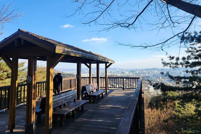 지난 9일 남산 중턱의 한 전망대. 대통령 관저 촬영을 제지하는 경찰 인력이 배치돼있다. 이영기 기자.