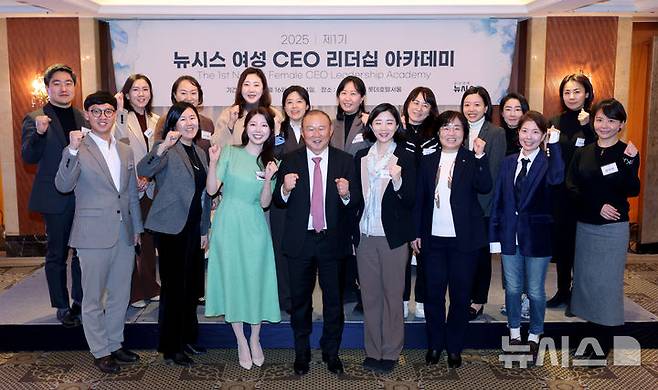 [서울=뉴시스] 김진아 기자 = 박항서 베트남 박린FC 고문(전 베트남 축구대표팀 감독)이 16일 오후 서울 중구 소공동 롯데호텔서울에서 열린 ‘제1기 뉴시스 여성 CEO 리더십 아카데미 입학식’에서 1회차 강연을 마친 뒤 수강생들과 함께 기념촬영하고 있다. 2025.01.16. bluesoda@newsis.com