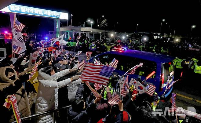 [의왕=뉴시스] 김금보 기자 = 서울서부지방법원에서 열린 영장실질심사를 마친 윤석열 대통령이 탑승한 차량 행렬이 18일 오후 의왕시 서울구치소로 들어서고 있다. 2025.01.08. kgb@newsis.com