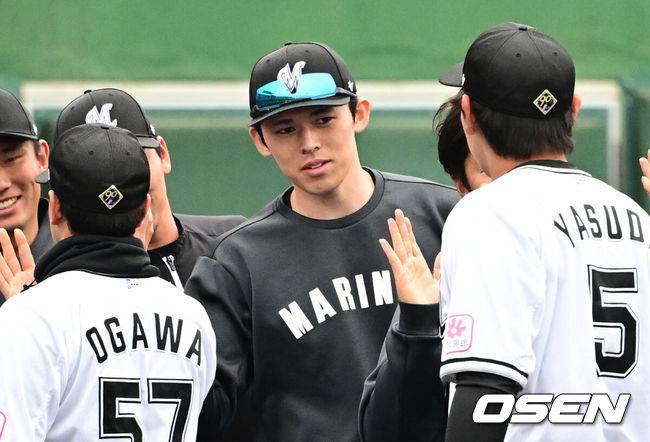 [OSEN=오키나와(일본), 조은정 기자]&nbsp;25일 일본 오키나와 니시자키 야구장에서 롯데 자이언츠와 일본프로야구 구단 지바 롯데 마린즈의 친선전이 열렸다. 이날 지바 롯데가 롯데 자이언츠를 상대로 8-1 승리를 거뒀다.롯데 지바 사사키가 승리를 기뻐하고 있다. 2024.02.25 /cej@osen.co.kr