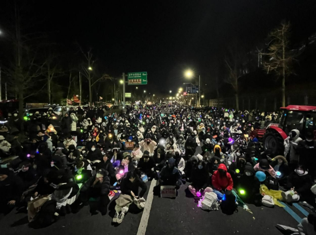 ▲윤석열 구속을 촉구하며 트랙터·화물트럭 등을 타고 상경하던 전국농민회총연맹 전봉준투쟁단을 경찰이 막았다는 소식을 들은 시민들이 2024년 12월22일 오전 서울 관악구 과천대로 남태령고개 인근에 모여 경찰에 철수를 촉구하고 있다.ⓒ세상을 바꾸는 네트워크