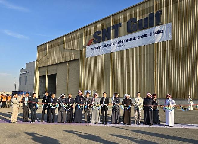 사우디아라비아와 SNT그룹의 관계자들이 SNT걸프 공장 2차 증설 기념식에서 테이프 커팅을 하고 있다. SNT에너지 제공
