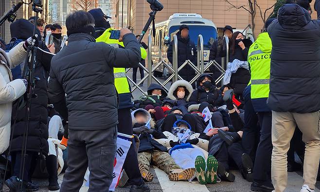 윤석열 대통령 구속영장 심사를 앞둔 18일 서울 마포구 서부지법 앞에서 경찰이 점거 농성 중인 윤 대통령 지지자들을 해산시키고 있다. 연합뉴스