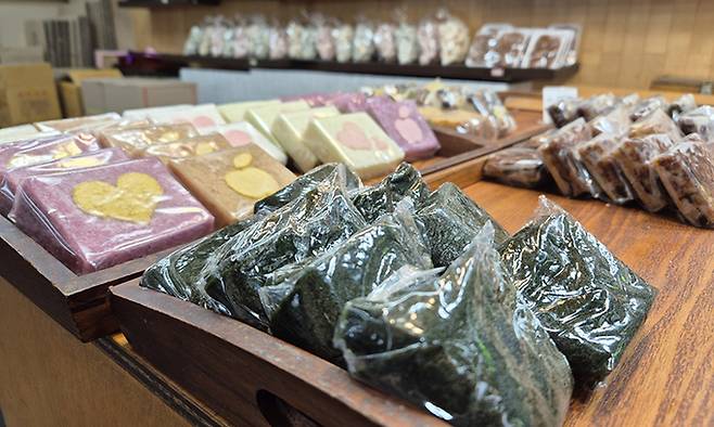 지난 11일 서울 종로구 낙원떡집에 각종 떡이 진열되어 있다. 이곳 대표 메뉴인 ‘쑥인절미’와 함께 ‘복분자설기’와 ‘키위설기’ 등 기존 떡에 새로운 재료를 더해 변화를 준 떡이 눈에 띈다.