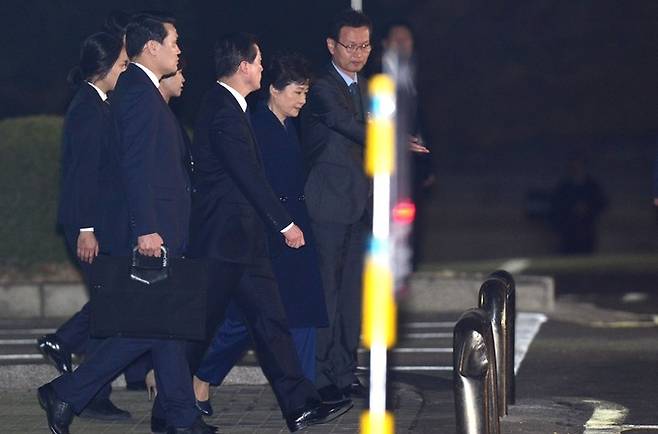 2017년 3월 30일 박근혜 전 대통령이 구속전 피의자심문(영장실질심사)을 마치고 30일 오후 서울 서초구 서울중앙지방법원을 나서고 있다. 뉴시스