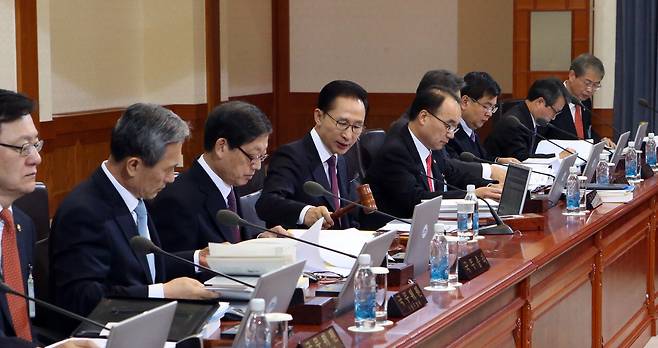 2013년 2월19일 청와대에서 열린 국무회의에서 이명박 당시 대통령이 개회를 선언하고 있다. ⓒ연합뉴스