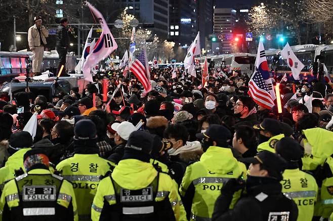 내란 우두머리 혐의로 체포된 윤석열 대통령이 구속 전 피의자심문(영장실질심사)을 마치고 떠난 1월18일 서울 마포구 서울서부지법 인근에서 윤 대통령 지지자들이 집회를 이어가고 있다. ⓒ 연합뉴스