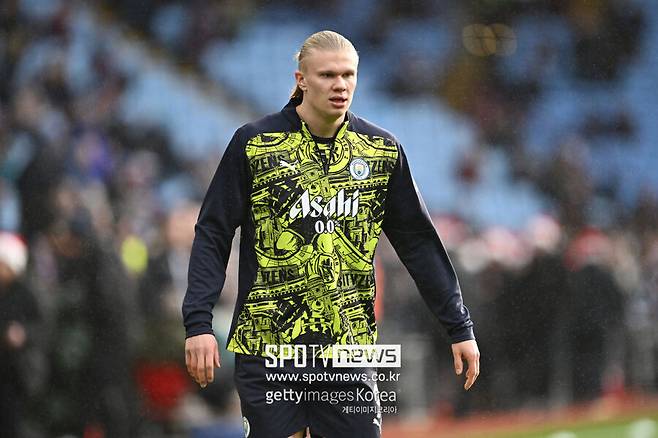 ▲ 2022-23시즌을 앞두고 보루시아 도르트문트를 떠나 맨시티에 입단한 홀란드는 명실상부한 세계 최고의 공격수 중 한 명이 됐다. 그는 프리미어리그 데뷔 첫 시즌부터 무려 36골을 넣으며 프리미어리그 득점왕을 차지했다. 이는 프리미어리그 단일 시즌 최다 득점 신기록으로, 시즌 전체로 환산했을 때 모든 대회 53경기에 출전해 52골과 9개의 도움을 기록했다. 맨시티는 홀란드의 활약에 힘입어 구단 역사상 최초의 ‘트레블’을 달성했다.