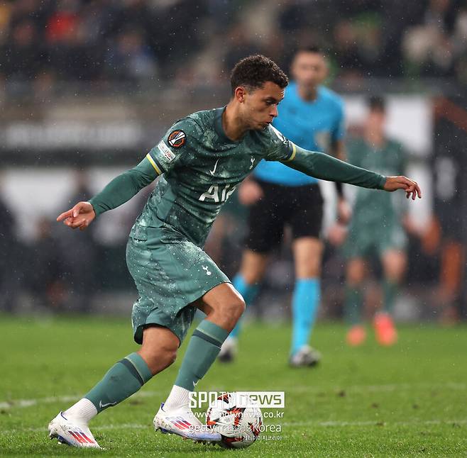 ▲ 손흥민이 결장한 토트넘 홋스퍼가 또 다시 승리를 챙겼다. 카라박과 유로파 경기에서 허벅지 부상을 입은 손흥민은 맨체스터 유나이티드전에 이어 헝가리 원정에도 동행하지 않았다. 손흥민의 공백 속에 토트넘은 페렌츠바로시전까지 이기면서 공식전 5연승을 내달렸다. 손흥민이 빠진 공격 우려를 브레넌 존슨이 5경기 연속골로 메우면서 연승을 이끌었다.