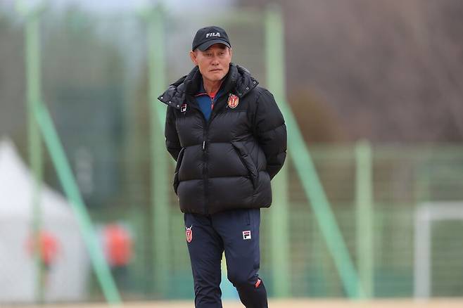 ▲ '학범슨' 김학범 제주 유나이티드 감독이 이를 갈았다. 부임 2년 차, 자존심 회복에 올인한다. 제주는 18일 일본 가고시마 전지훈련을 떠났다. 지옥 훈련이 예상된다. ⓒ제주 유나이티드