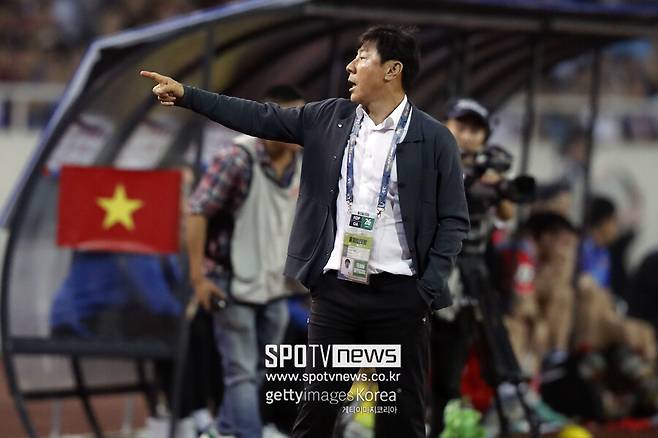 ▲&nbsp;지난해 6월 신태용 감독은 23세 이하(U-23) 팀을 겸직하며 파리 올림픽 대륙 플레이오프까지 올려놓는 등 공을 앞세워 2027년 6월까지 연장 계약을 체결한 바 있다. 2019년부터 지휘봉을 잡고 인도네시아의 발전을 이끌었다는 것에는 이견이 없다. 하지만, 갑작스러운 경질은 이해하기 어려운 부분 중 하나다. 미쓰비시컵 성적 부진이 신 감독 경질의 뜨거운 재료로 쓰였을 것으로 보인다.&nbsp;