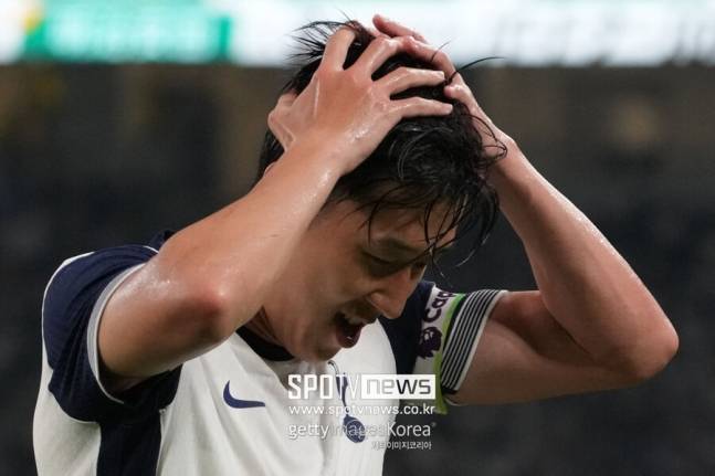 ▲ 손흥민은 토트넘의 주장으로서 팀의 중심에 서 있지만, 이번 결정은 손흥민의 입장보다 구단의 전략적 판단에 따른 결과라는 비판이 이어지고 있다. 스퍼스웹은 “구단은 손흥민을 진정한 미래 계획의 일부로 간주하지 않는다. 이번 연장은 단지 자산을 보호하고, 시즌 후 이적료를 남기기 위해 손흥민을 붙잡은 것에 불과하다”고 꼬집었다.