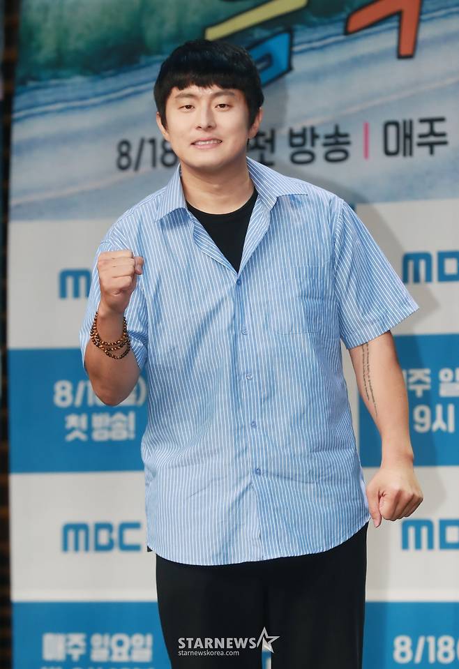 방송인 기안84가 16일 오후 서울 마포구 상암동 MBC 사옥에서 진행된 '태아난김에 음악일주' 제작발표회에 참석해 포즈를 취하고 있다.  기안84가 버킷리스트 중 하나였던 가수의 꿈을 향해 나아가는 여정을 담은 프로그램 '태어난김에 음악일주'는 오는 18일 첫 방송된다. /2024.08.16 /사진=이동훈