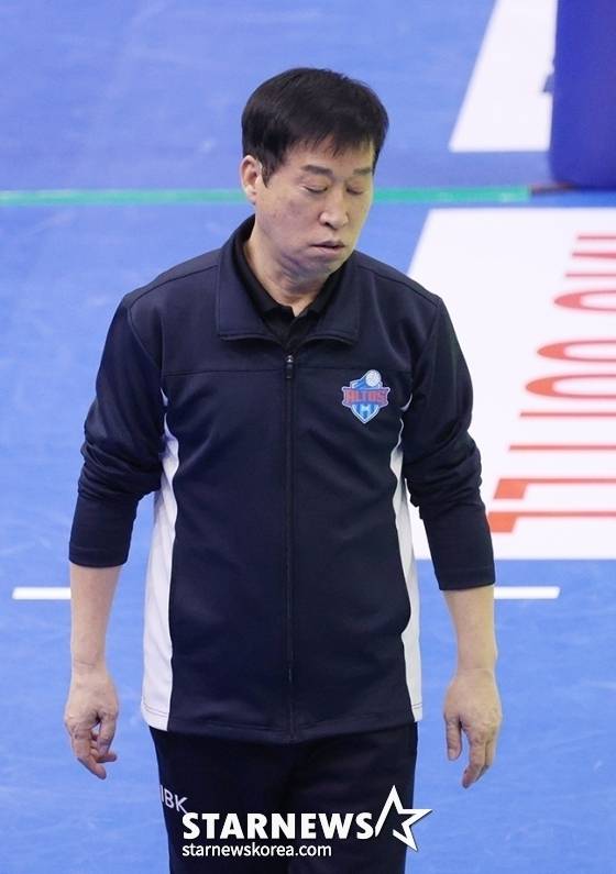 김호철 IBK기업은행 감독이 아쉬워하고 있다. /사진=김진경 대기자