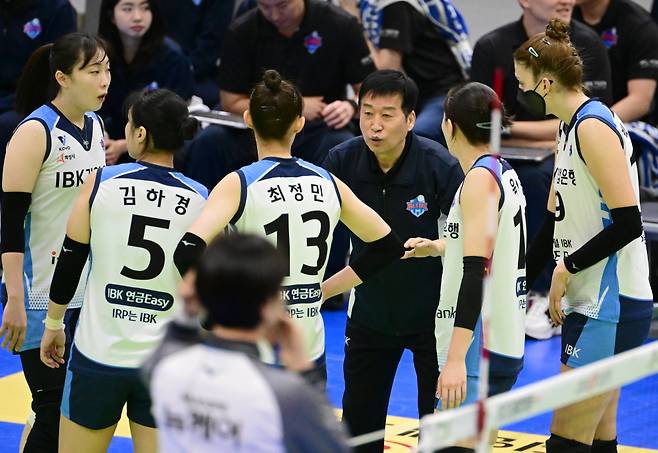 김호철(가운데) IBK기업은행 감독이 선수들을 독려하고 있다. /사진=한국배구연맹(KOVO) 제공