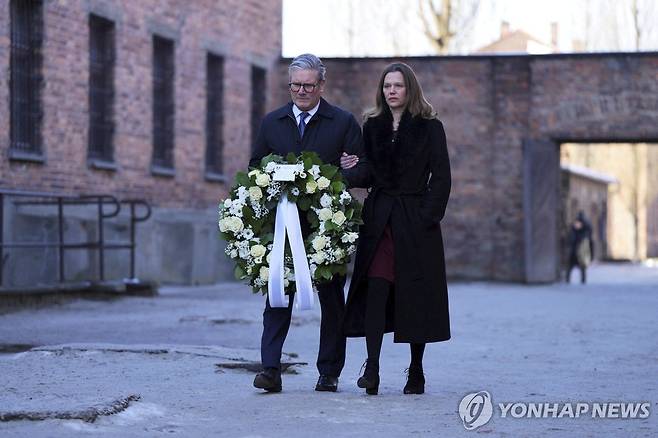 17일 부인 빅토리아 여사와 아우슈비츠 방문한 스타머 총리 [AP 연합뉴스 자료사진. 재판매 및 DB 금지]
