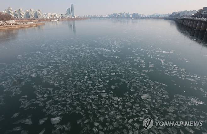 지난 12일 서울 용산구 한강대교 남단 아래 한강 수면이 조금 언 모습. [연합뉴스 자료사진]