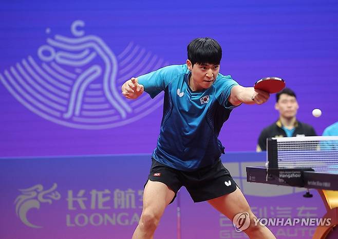 2022 항저우 아시안게임 국가대표로 활약한 박강현 (항저우=연합뉴스) 류영석 기자 = 탁구 대표팀 박강현이 22일 중국 항저우 궁수 캐널 스포츠파크 체육관에서 열린 2022 항저우 아시안게임 탁구 남자 단체 예선 1라운드 한국과 마카오의 경기에서 공격을 시도하고 있다. 
2023.9.22 ondol@yna.co.kr