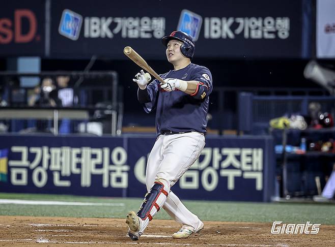 롯데 정보근이 홈런을 터뜨리고 있다. 사진 | 롯데 자이언츠