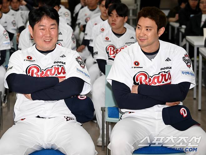 2025 두산베어스 창단기념식이 15일 잠실야구장에서 열렸다. 양의지와 강승호가 이야기를 나누고 있다. 잠실=허상욱 기자 wook@sportschosun.com/2025.01.15/
