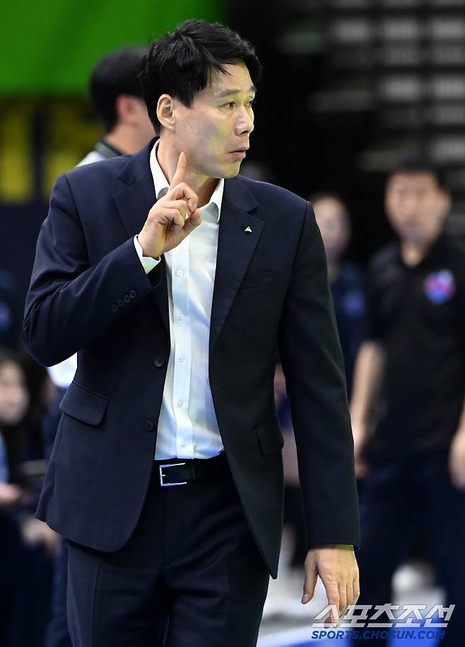 17일 수원실내체육관에서 열린 V리그 여자부 현대건설과 IBK기업은행의 경기, 현대건설 강성형 감독이 작전지시를 하고 있다. 수원-허상욱 기자 wook@sportschosun.com/2025.01.17/