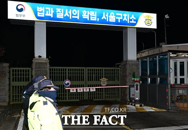 내란 우두머리 혐의로 구속된 윤석열 대통령은 정장에서 수형복으로 갈아입고 서울구치소 독거실으로 이동한다. 12.3 비상계엄 선포로 내란 우두머리 혐의가 적용된 윤석열 대통령이 구속된 19일 오전 경기 의왕시 서울구치소 입구가 굳게 닫혀 있다./이새롬 기자